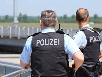 2 Polizisten an einem Flughafen