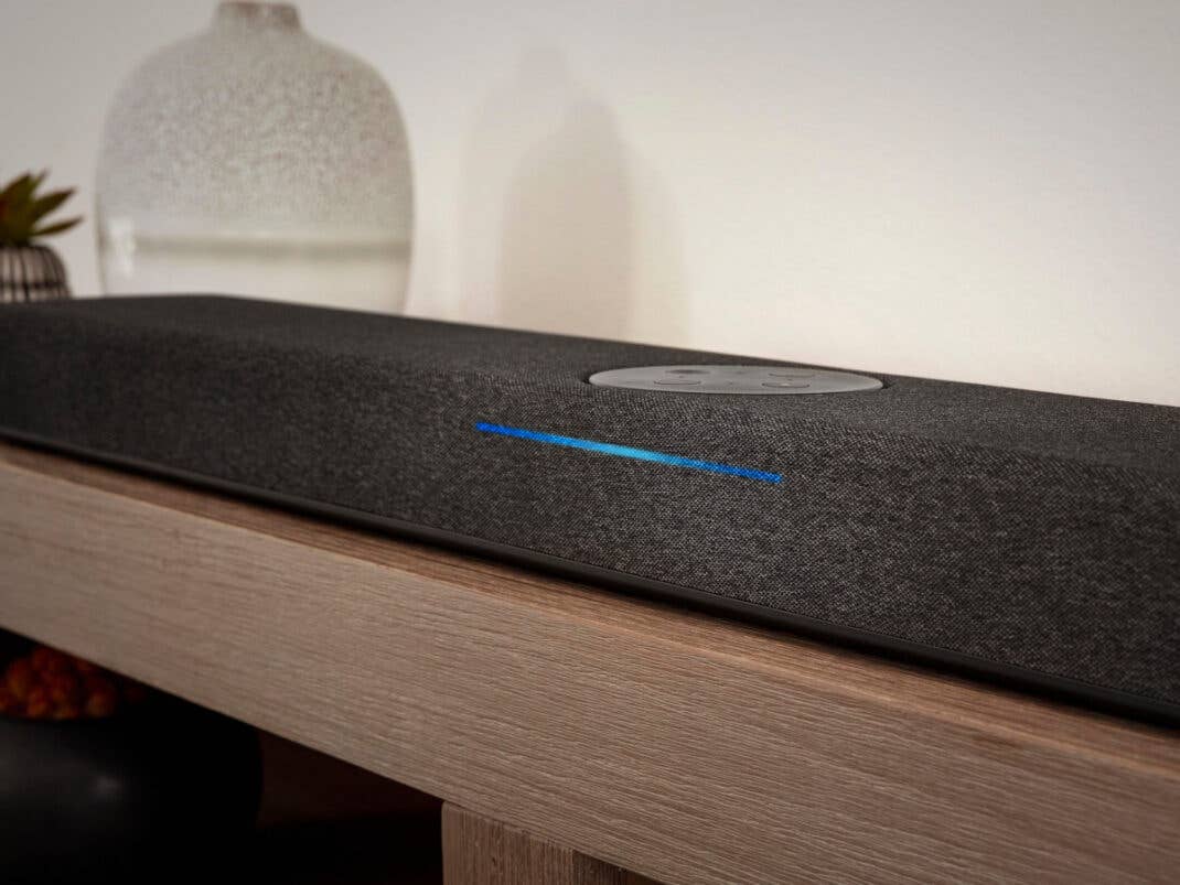 Polk React Soundbar mit blauem Lichtstreifen