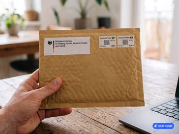 Ein Paket liegt auf dem Tisch