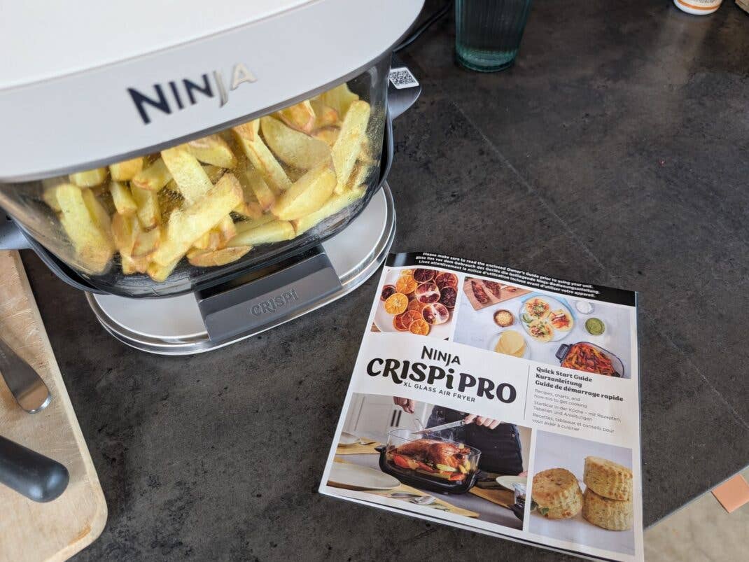 Pommes sind mit dem Ninja Ninja Crispi Pro irre schnell knusprig - im Rezeptheft gibt es noch mehr Inspo