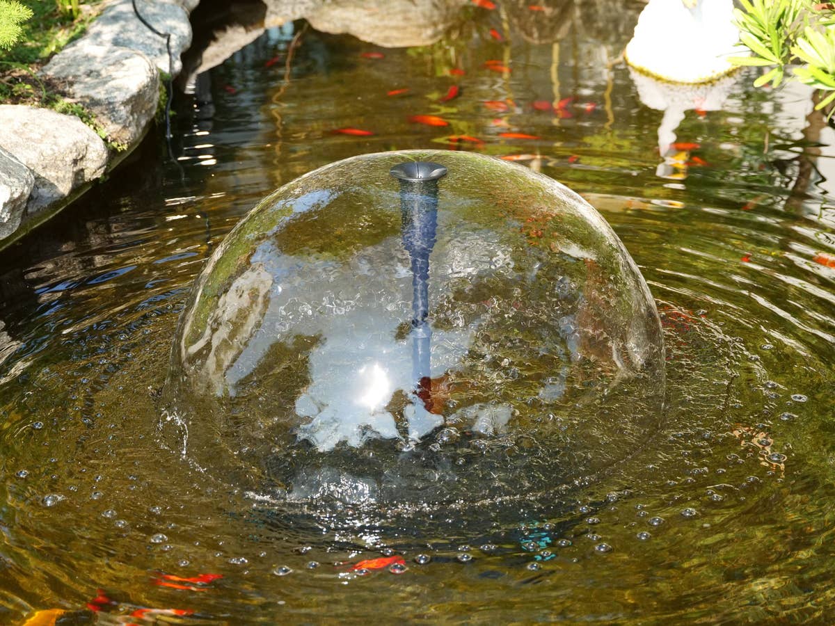 Poposoap Springbrunnen Poposoap Springbrunnen in einem Teich im Sommer