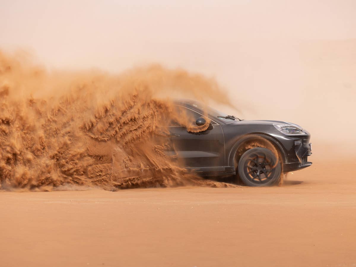 Porsche: Dieses brutale E-Auto macht im Doppelpack alles anders Porsche Cayenne Electric in der Wüste bei Dubai.