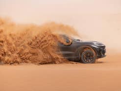Porsche Cayenne Electric in der Wüste bei Dubai.