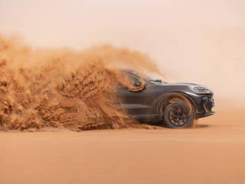 Porsche Cayenne Electric in der Wüste bei Dubai.