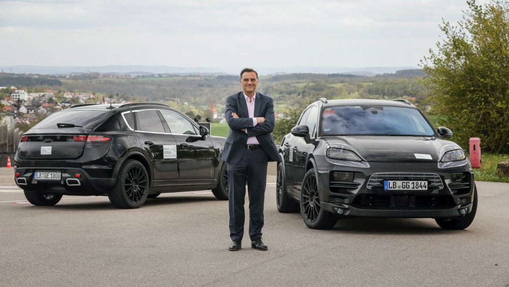 Porsche Macan-e Prototypen mit Porsche Vorstand Dr. Michael Steiner.