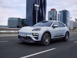 Porsche Macan Electric in der Frontansicht während der Fahrt.