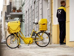 Ein Postbote mit einem Fahrrad