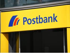 Logo der Postbank vor einer Filiale.