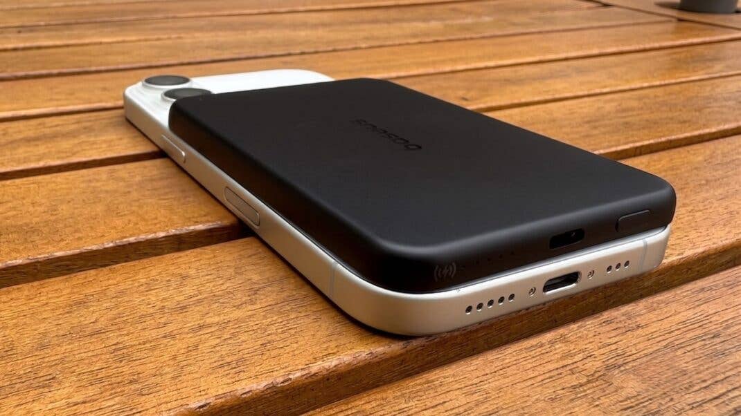 Baseus PicoGo Air AM71 Powerbank liegt auf einem iPhone