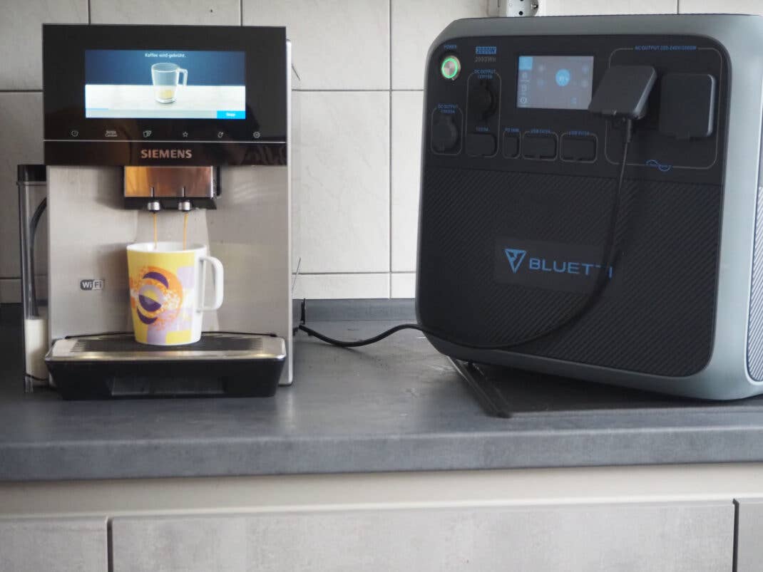 Kaffeemaschine mit Powerstation als Notstromversorgung.