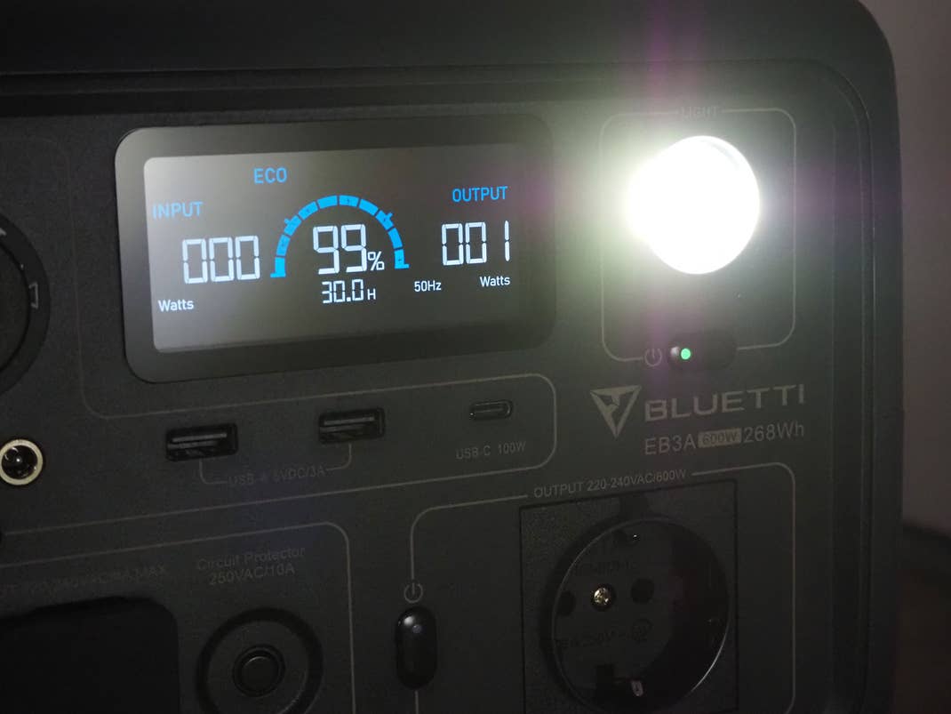 Die praktische LED auf der Vorderseite der Bluetti EB3A Powerstation