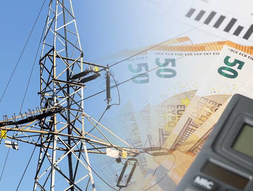 preisfalle-an-der-stromboerse-warum-das-teuerste-kraftwerk-unseren-kompletten-strompreis-diktiert Strommast, Euroscheine und Taschenrechner in Kollage