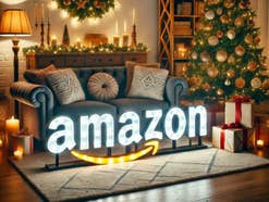 Amazon-Logo in weihnachtlicher Stimmung eines Wohnzimmers.