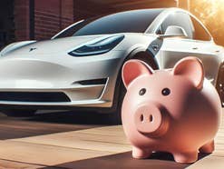 Tesla hinter einem Sparschwein.