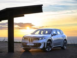 BMW iX3 vor Sonenaufgang.