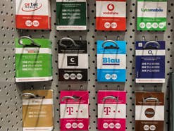 Prepaid Auflade-Karten von verschiedenen Anbietern wie Vodafone, Telekom und klarmobil