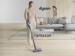 Pressebild von Dyson zum Dyson V8 Origin auf dem eine Frau den Sauger nutzt
