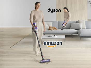Pressebild von Dyson zum Dyson V8 Origin auf dem eine Frau den Sauger nutzt