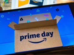 Smartphone mit einem Amazon Prime Day Paket
