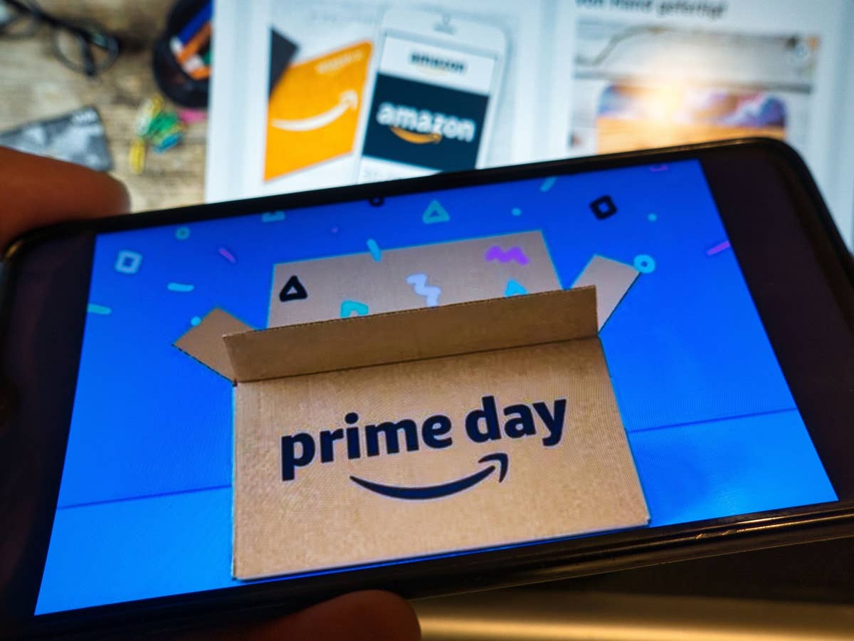 Smartphone mit einem Amazon Prime Day Paket