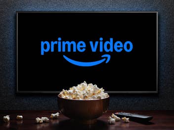 Prime Video läuft auf einem Fernsehenr, davor steht eine Schüssel mit Popcorn