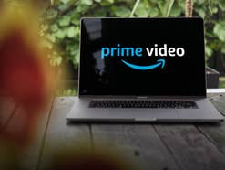 Prime Video Logo auf einem Notebook-Display.
