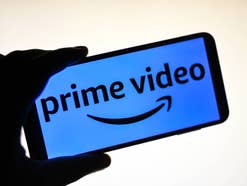 Prime Video Logo auf einem Smartphone, das von einer Hand gehalten wird.