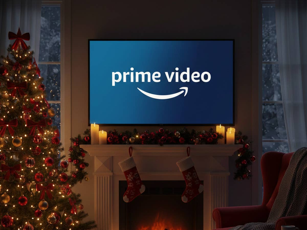 Prime Video-Logo auf einem Fernseher in weihnachtlichem Wohnzimmer.
