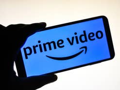 Prime Video: Das ist neu im November 2024 Logo von Prime Video auf einem Smartphone, das von einer Hand gehalten wird.