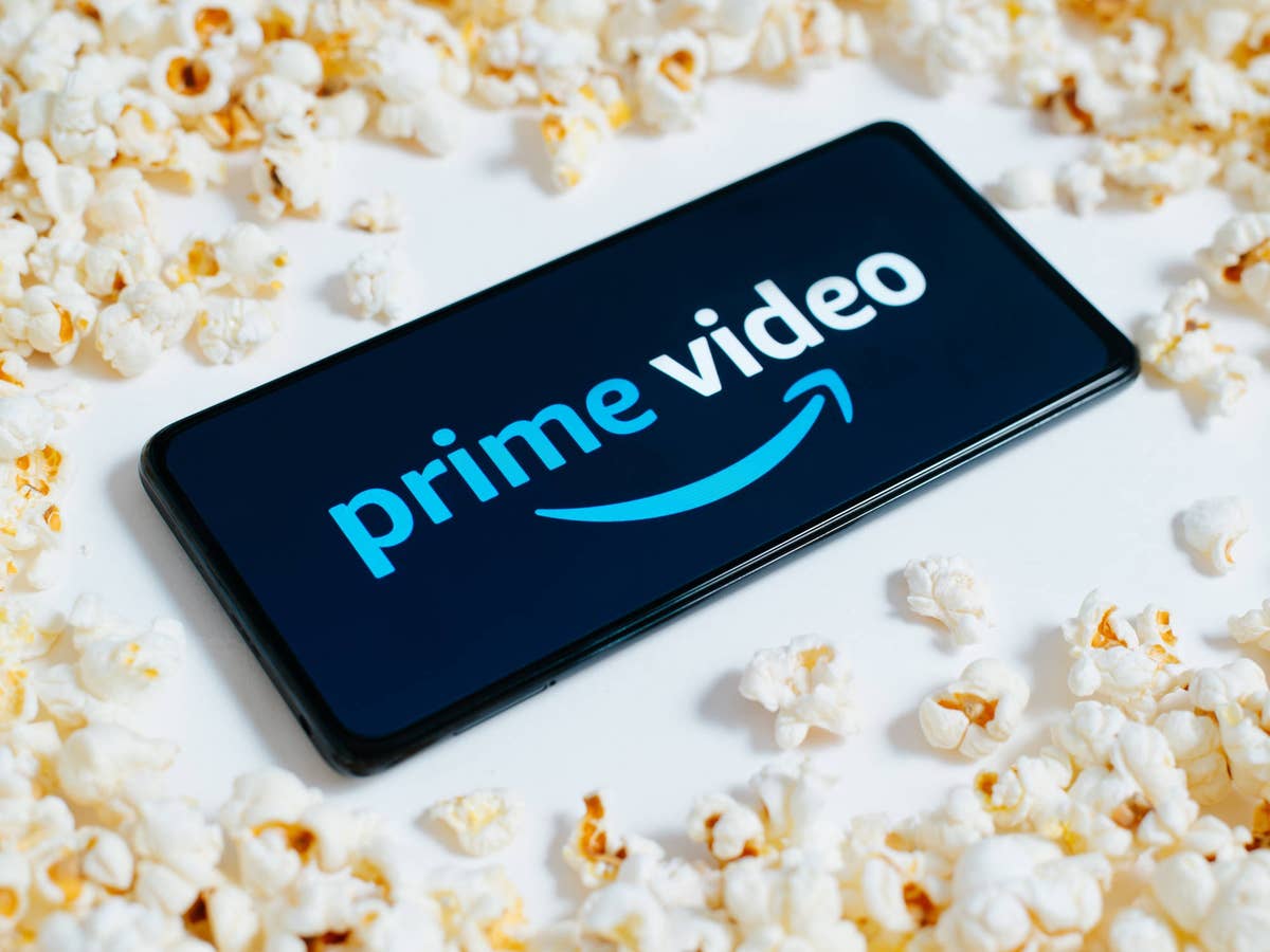 Prime-Video-Logo auf dem Display eines Smartphones, das mitten in Popcorn liegt.