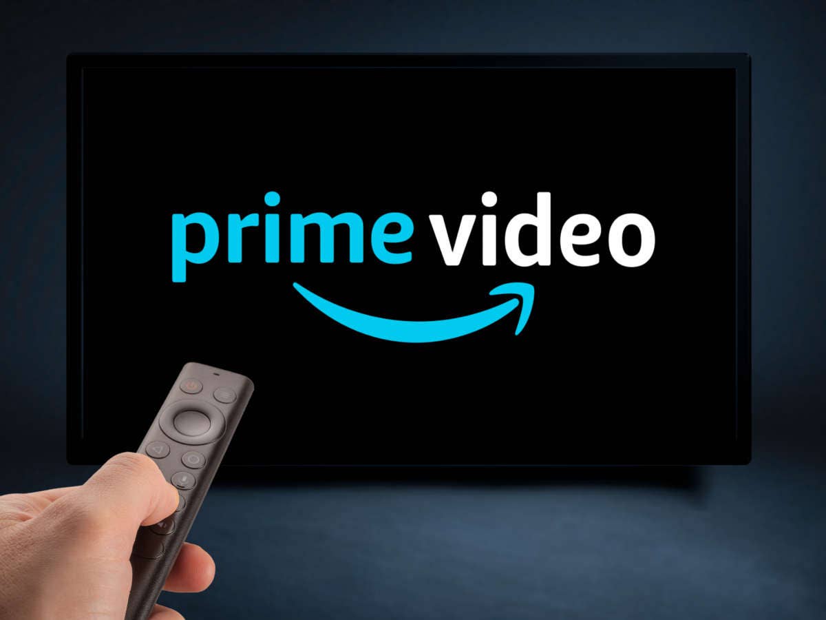 Prime Video Logo vor einer Fernbedienung