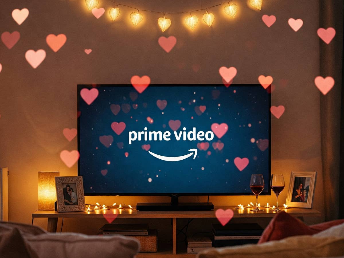 Fernseher mit Logo von Prime Video in einem romantisch gestalteten Wohnzimmer.