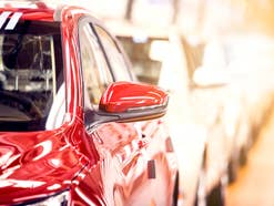 Probleme mit E-Autos: Nächster Hersteller in Gefahr Autoproduktion in einer Fabrik.