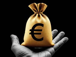 Geldsack steht auf einer Hand als Symbolbild für Tagesgeld.