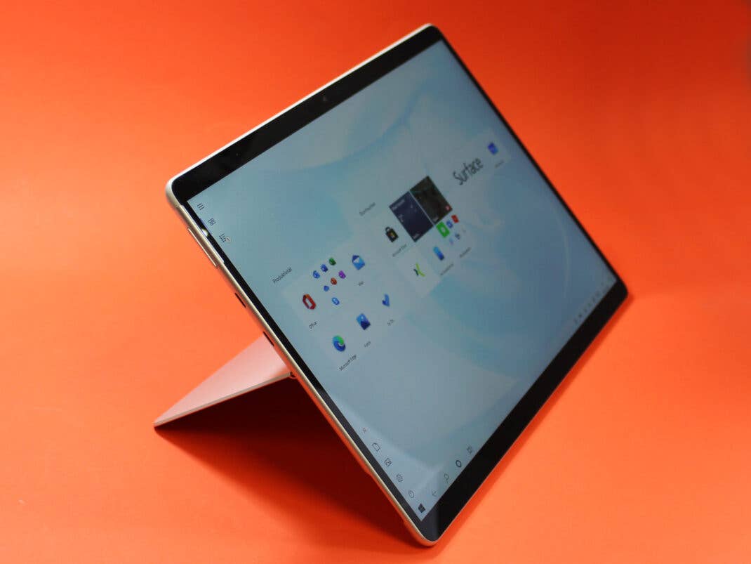 Ausgeklappter Ständer des Microsoft Surface X Pro