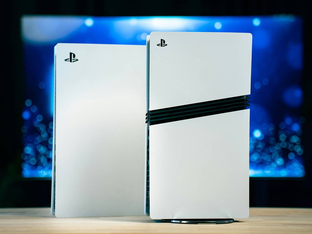 PS5 Pro neben einer normalen PlayStation 5
