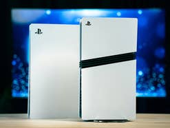PS5 Pro neben einer normalen PlayStation 5