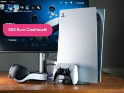 PS5 steht auf einem Tisch vor einem Fernseher