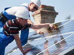 PV-Anlage wird auf einem Dach installiert