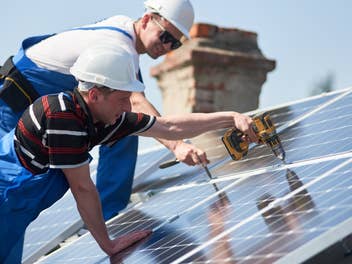 PV-Anlage wird auf einem Dach installiert