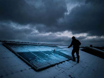PV-Anlage von Schnee und Eis befreien - das solltest du vermeiden