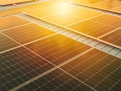 PV-Module auf einem Hausdach, PV-Anlage