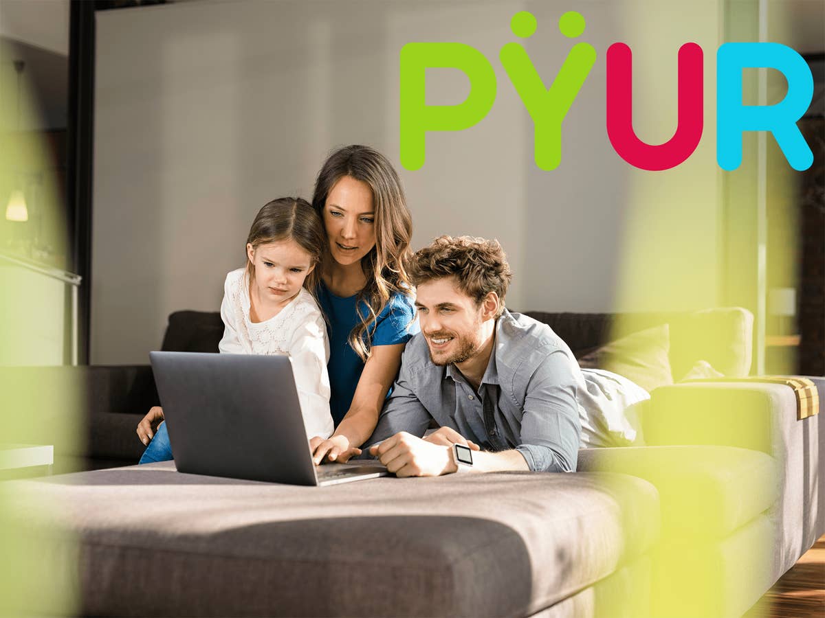 Pyur lockt mit starken Rabatten Drei Personen sitzen vor einem Laptop in einem modernen Wohnzimmer.