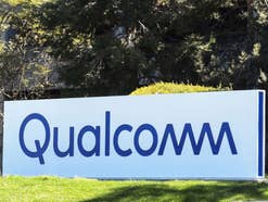 Qualcomm Schild vor Zentrale in den USA