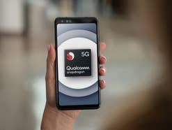 Qualcomm-Logo des Snapdragon 765 auf einem Smartphone