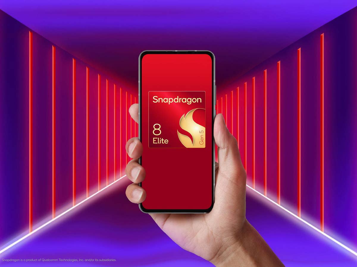 Eine Hand hält ein Smartphone, das das Logo 'Snapdragon 8 Elite Gen 5' vor einem bunten Hintergrund zeigt.