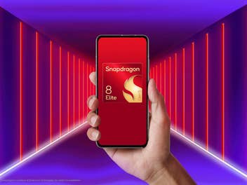 Eine Hand hält ein Smartphone, das das Logo 'Snapdragon 8 Elite Gen 5' vor einem bunten Hintergrund zeigt.