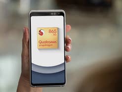 Qualcomm-Logo des Snapdragon 865 auf einem Smartphone