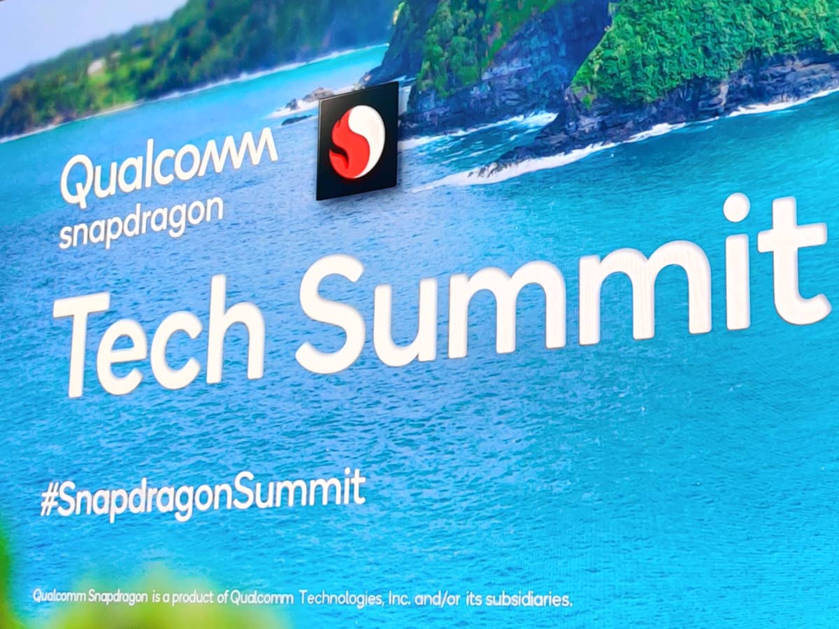 Qualcomm-Logo des Tech Summit 2019 auf einer Leinwand