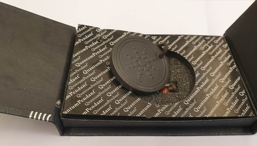 Ein vermeintliches Quanten-Amulett zum Schutz vor 5G-Strahlung in seiner Verpackung.